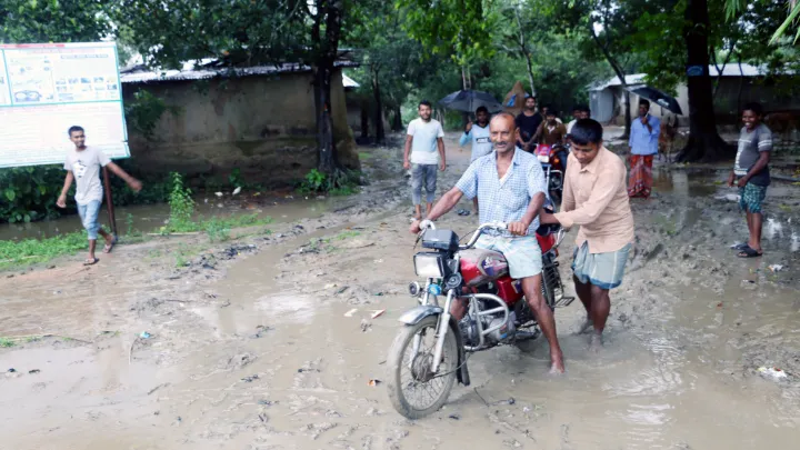 ফুলবাড়ীর কাঁসাপুকুরে কাঁচা সড়কের বেহাল দশা